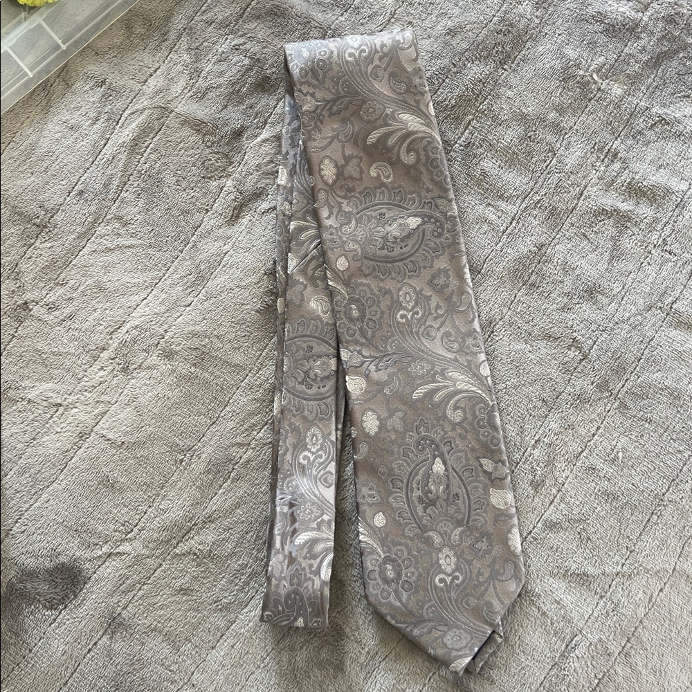 ❤️Sean John 100% Silk Gray Paisley Tie